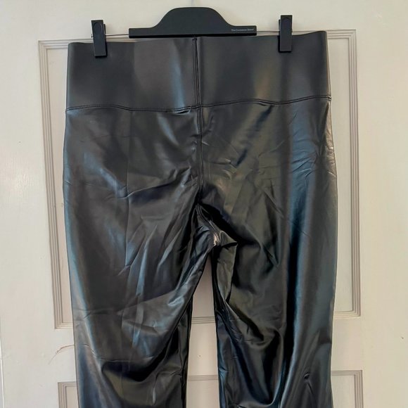 NWT HUE Faux Leather Cropped Flare Leggings XL - Picture 5 of 8